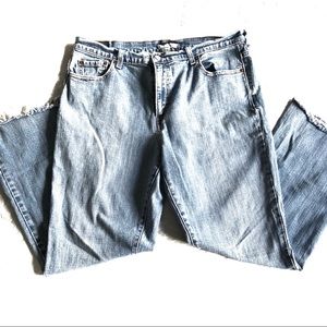 Levi’s 515 bootcut in distressed condition